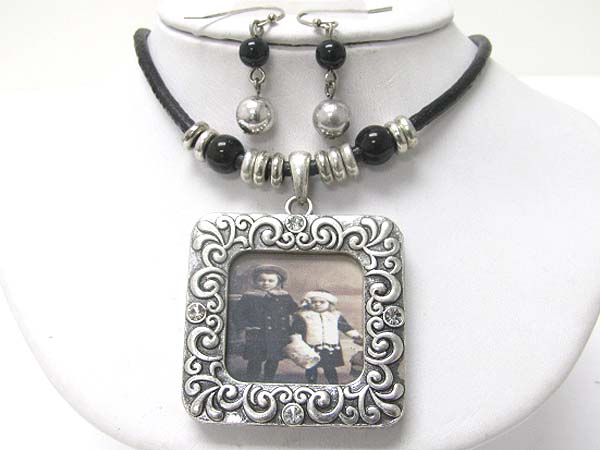 Metal casting picture frame pendant necklace set