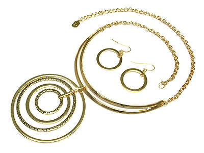 Metal multi round casting pendant necklace and earring set  