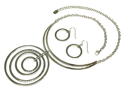 Metal multi round casting pendant necklace and earring set  