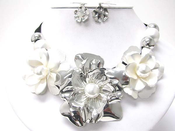 Pearl beads on metal flower link necklace set