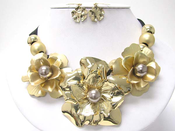 Pearl beads on metal flower link necklace set