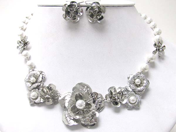 Pearl beads on metal flower link necklace set