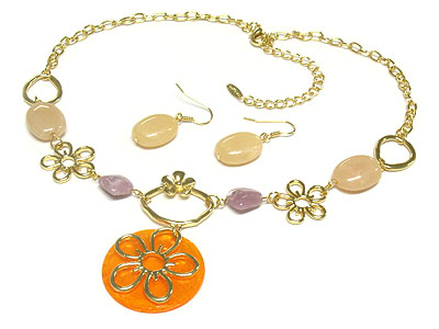 Acrylic pendant with metal flower shape and precious stone bead necklace and earring set