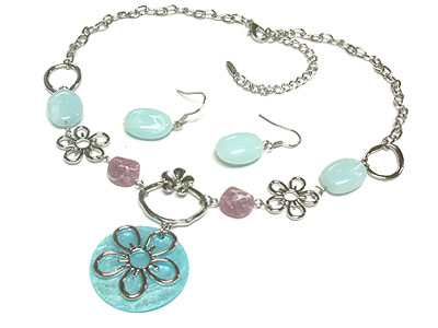 Acrylic pendant with metal flower shape and precious stone bead necklace and earring set