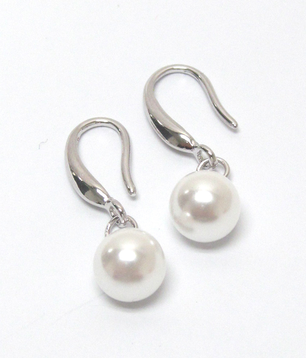 Metal drop pearl earrings 