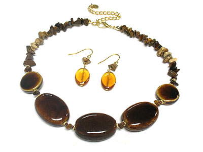 Figurine and natural stone and wood deco necklace and earring set