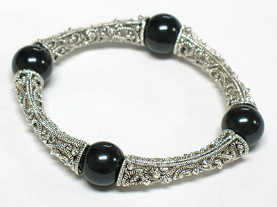 Pearl beads and metal filigree stretch bracelet