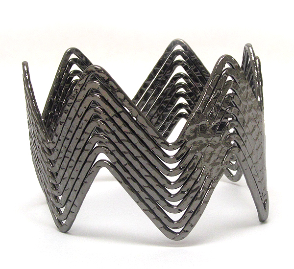 Metal hammerd chevron pattern bangle