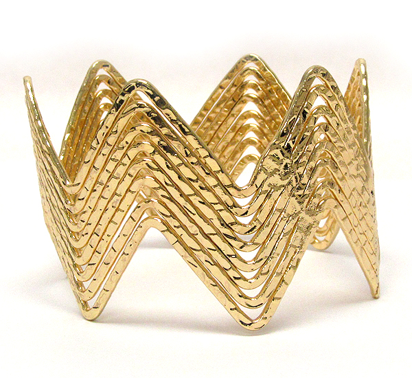 Metal hammerd chevron pattern bangle