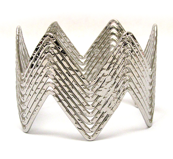 Metal hammerd chevron pattern bangle