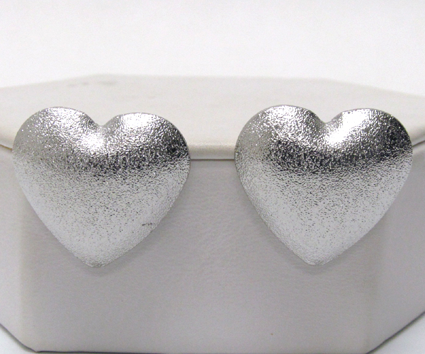 Sandy metal heart earring