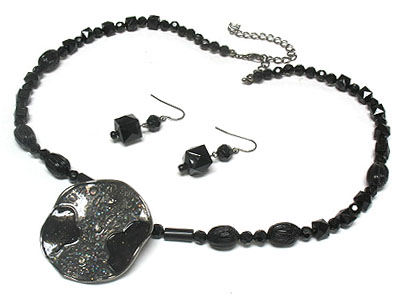 Metal curved disk with crystal pendant and acryl bead necklace and earring set