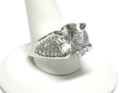 Cubic zirconia and side crystal metal ring