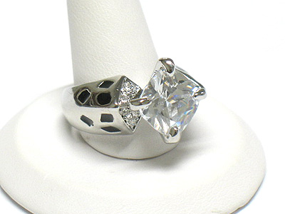 Cubic zirconia and side crystal metal ring