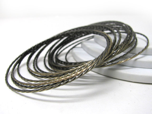 Multi stackable metal bangle set