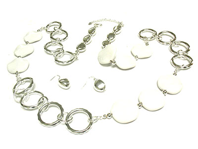 Acryl disk and metal ring linked long necklace and earring set