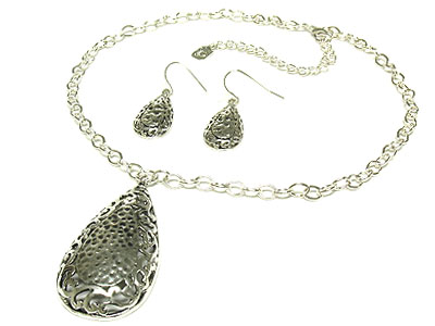 Antique metal tear shape casting pendant necklace and earring set 