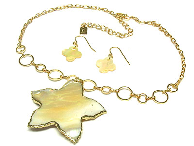 Star shape shell pendant necklace and earring set 