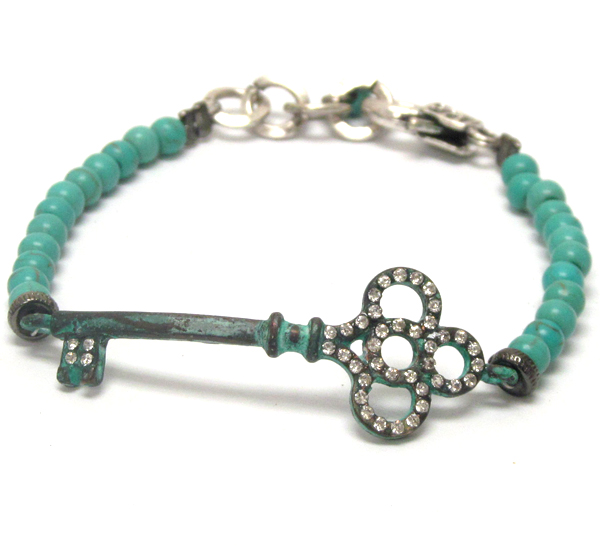 Crystal deco key and turquoise ball stretch bracelet