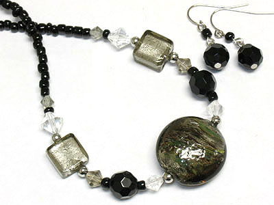 Glass and resin beads necklace and earring set