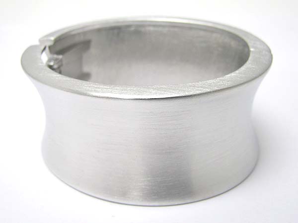 Thick metal hinge bangle