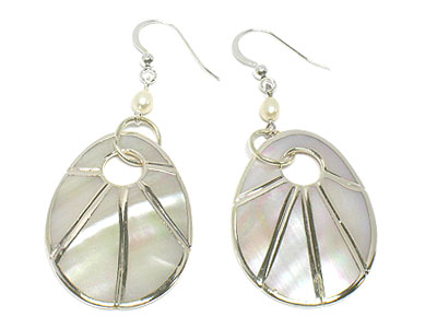 Shell material round earring with pearl bead