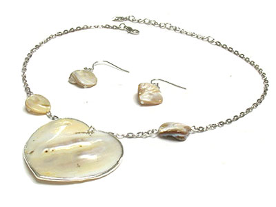 Shell heart shape pendant necklace and earring set