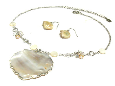 Shell leaf shape pendant necklace and earring set