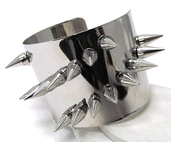 Multi metal spike line patern cuff bangle