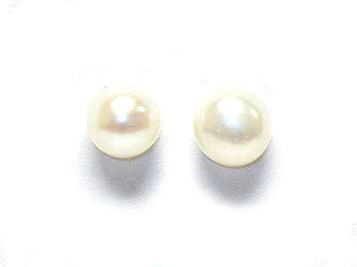 Pearl stud earring