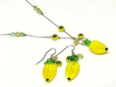 Crystal beads and acryl babana necklace and earring set