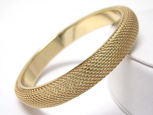 Mesh style round metal bangle