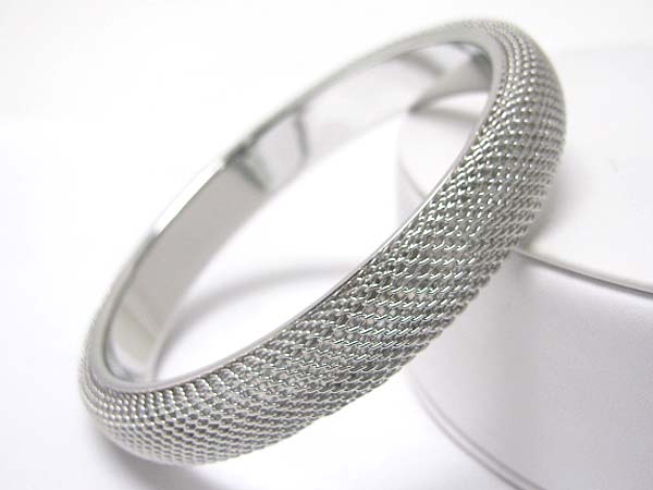 Mesh style round metal bangle