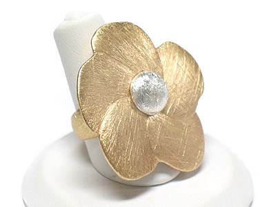 Scratch metal fashion flower ring - brass metal