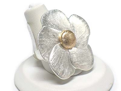 Scratch metal fashion flower ring - brass metal