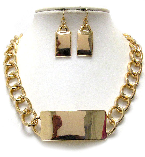 Plain and curved metal plage pendant and thick chain necklace earring set