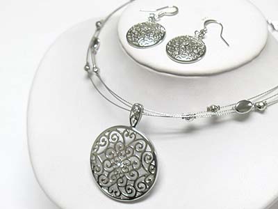 Metal filigree round peandant neckalce and earring set