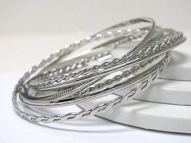 Multi row stackable mixed metal bangle set