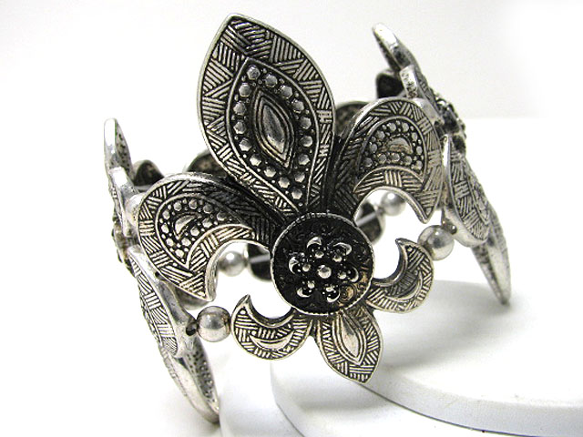 Textured fleur de lis metal stretch bracelet