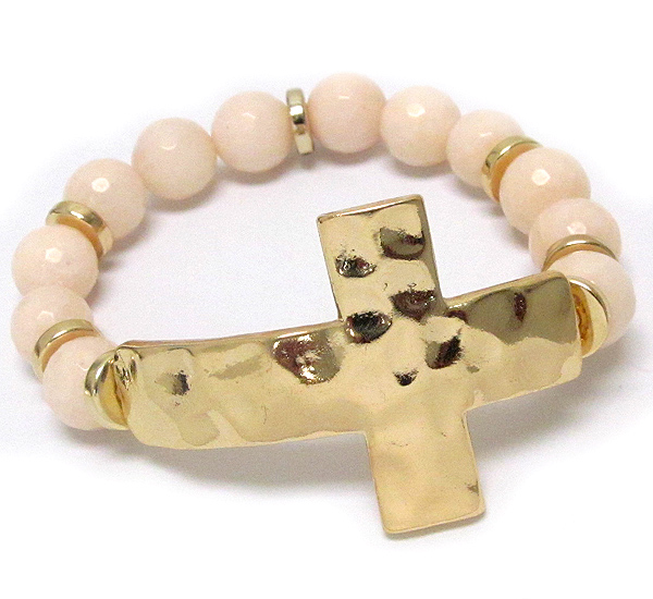 Hammered and curved cross and glass ball stretch bracelet