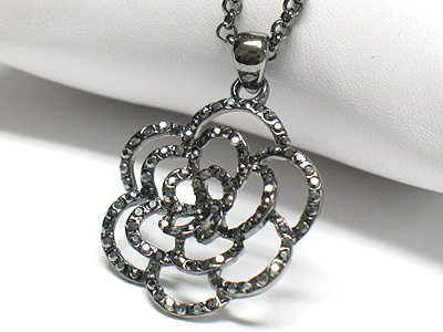 Crystal frame flower pendant necklace