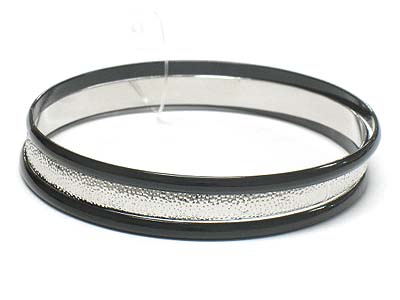 2 enameled and 1 plain metal bangle set