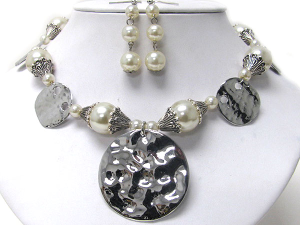 Hammered metal disk pendant and pearl link necklace earring set