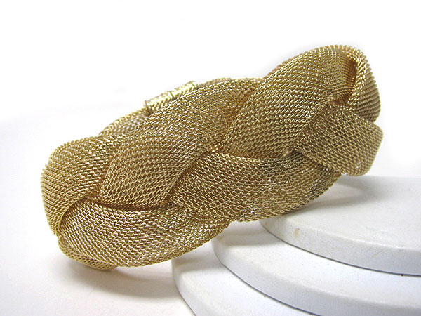 Large and flat mesh twist bracelet - magnet clasp