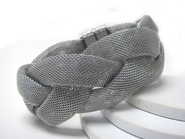 Large and flat mesh twist bracelet - magnet clasp