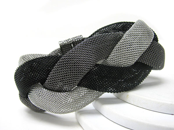 Large and flat mesh twist bracelet - magnet clasp