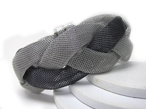 Large and flat mesh twist bracelet - magnet clasp