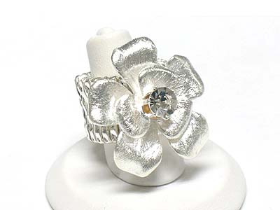 Crystal stud scratch metal flower stretchable ring  - brass metal