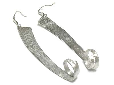 Scratch metal rolled up and long drop earring - brass metal