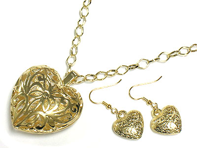 Filigree metal heart necklace